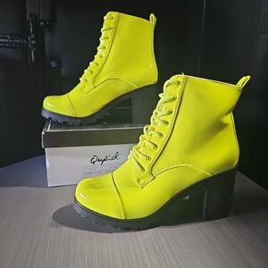 Qupid Neon Yellow Patent Lace-Up Heeled Combat Barbie Boot‎ Women's Size 9 NEW